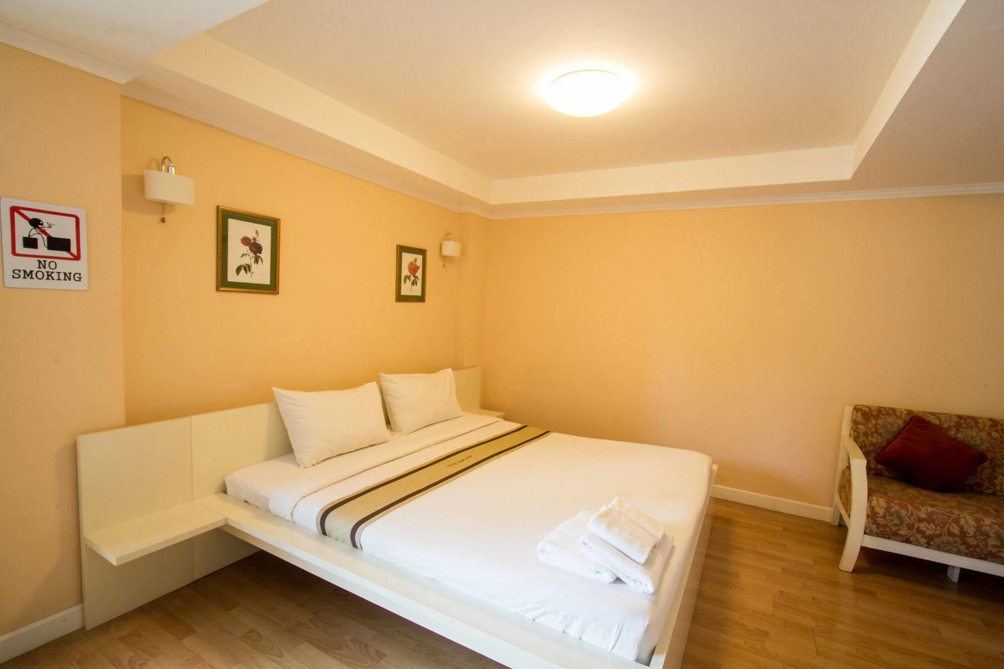 Triple Palms House Hotel Csiangmaj Kültér fotó