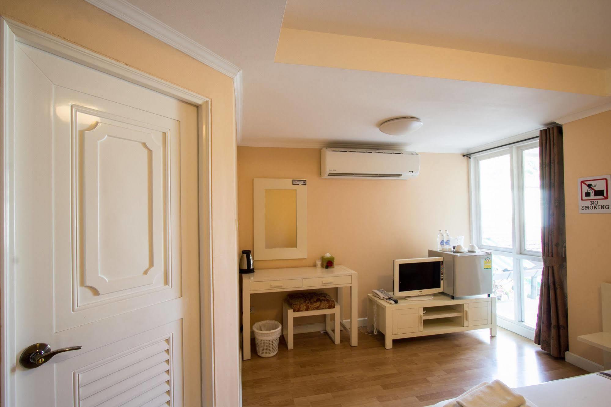 Triple Palms House Hotel Csiangmaj Kültér fotó